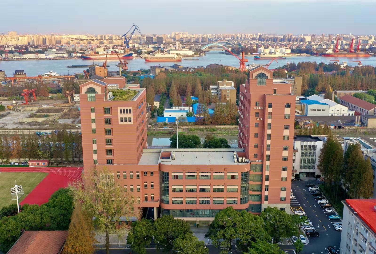 2018年,与美国威斯康辛大学,法国布雷斯特商学院,美国新泽西州立